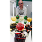 Javier Gómez, consejero delegado de Laboratorios Sanor, con los productos para Tanqueray.