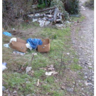 Basura acumulada a los márgenes del río Sil.
