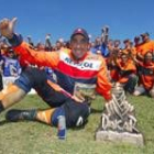 Joan Roma festeja su triunfo en compañía de los compañeros del equipo