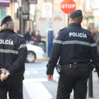 Imagen de archivo de dos policías de Ponferrada. L. DE LA MATA