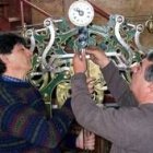 Los hermanos César y Guillermo, trabajando en el reloj de San Benito