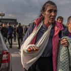 Una mujer herida llega a Zaporizhzhia en un autobús evacuada de la planta siderúrgica Azovstal, en la sitiada Mariupol. ROMAN PILIPEY