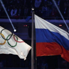 Las banderas olímpica y rusa, ahora tan lejos.