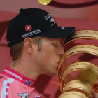 El ciclista Ryder Hesjedal, un canadiense de padres noruegos, besa el trofeo tras consagrarse campeón del Giro de Italia.