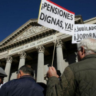 Un grupo de jubilados protesta ante el Comgreso de los Diputados el pasado día 22.