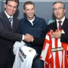 Carlos Queiroz (izquierda) y Gregorio Manzano intercambian las camisetas de sus respectivos clubes