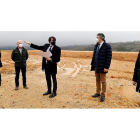 El consejero de Fomento y Medio Ambiente, en medio, entre el alcalde de Riello y el delegado de la Junta, visitó los terrenos cedidos por Oterico.  MARCIANO PÉREZ