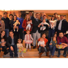 Foto de familia de la entrega de las ayudas a la natalidad a los niños nacidos este año en Valencia de Don Juan. MEDINA