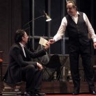 Los actorres Pere Ponce y Juanjo Puigcorbé en una escena de ‘Si supiera cantar, me salvaría: el crítico’.