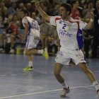 El extremo zurdo del Reale Ademar, Álvaro Cabanas, celebra uno de sus tantos en competición europea.