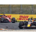 Max Verstappen, por delante de Leclerc en el Gran Premio de los Países Bajos. VAN DER WAL