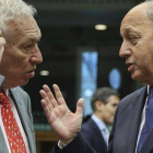 El ministro de Asuntos Exteriores español, José Manuel García-Margallo, conversa con su homólogo francés, Laurent Fabius, antes de la reunión de ministros europeos de Exteriores en Bruselas, este lunes, 16 de diciembre.