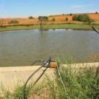 La bomba se encuentra sobre el muro que retiene el agua