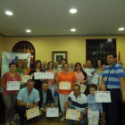 Todos los condecorados posan junto a sus diplomas.