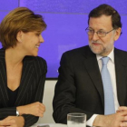 La secretaria general del PP, María Dolores de Cospedal, y Mariano Rajoy, ayer, en la junta directiva.