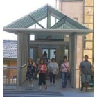 Los ponferradinos, como los que aparecen ayer en la foto, han convertido el ascensor en un clásico
