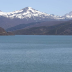 El embalse de Riaño, al 93% de su capacidad, aún recibirá parte del deshielo de la nieve que queda en las montañas