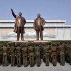 Soldados norcoreanos rinden homenaje a los antiguos líderes Kim Il-sung y Kim Jong-il, este viernes en Piongyang.