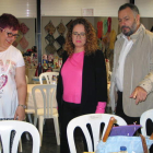 El alcalde junto a dos las concejalas de su equipo de gobierno. M. M.