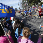 Decenas de corredores recorren Boston durante el primer maratón tras los atentados.