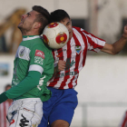 Cristian, a la izquierda, despeja un balón que trataba de rematar el vallisoletano Héctor.