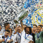 El Real Madrid celebra efusivamente la tercera Liga de Campeones consecutiva tras ganar al Liverpool en la final. ARMANDO BABANI