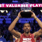 Kevin Durant, de los Thunder, levanta el trofeo que le acredita como Jugador Más Valioso (MVP) del partido.