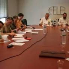 Los representantes sindicales y de la Fele, durante la firma del convenio
