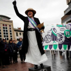 La concejala Elaine Pantling vestida como al sufragista Alice Hawkins en un acto para conmemorar los 100 años del reconocimiento del derecho al voto.