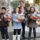 Los tres ganadores de este año posan delante del escaparate de Hipergol con sus regalos.