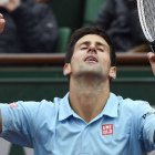 Novak Djokovic celebra su victoria ante Jo-Wilfried Tsonga y el pase a cuartos de final de Roland Garros.