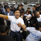 Protesta de familiares del vuelo de Malaysia Airlines ante la Embajada de Malasia en Pekín, este martes.