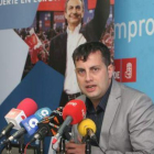 Iban García hizo campaña ayer en la sede del PSOE en Ponferrada