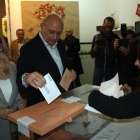 El cabeza de lista del PPC, Jorge Fernández Díaz, deposita su voto en la urna de la escuela Augusta de Barcelona.