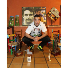 Rodeado de viejos y nuevos trofeos, los que siguen laureando su leyenda, Clemente ‘El Junco’