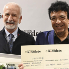 Agustín Labrada, junto a Salvador Gutiérrez, ayer en el Palacio del Conde Luna, donde se llevó a cabo la entrega del premio. JAVIER CASARES