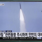 Imagen televisiva del lanzamiento de un misil norcoreano, vista en la estación de tren de Seúl, el 31 de mayo.