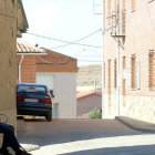 Un vecino sentado en el banco de un pueblo afectado por la despoblación. RAMIRO