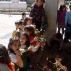 Los niños del Luis de León durante la plantación que realizaron en el patio del colegio
