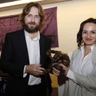 El presidente del Club Cultural Leteo, Rafael Saravia, quien confió en que la trayectoria del galardón prosiga, entregando el premio a Angélica Liddell. MARCIANO PÉREZ