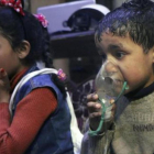 Niños reciben oxígeno, tras el ataque químico.
