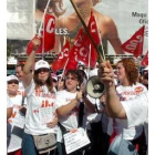 Trabajadores de una ITV protestan en Madrid ayer ante la privatización