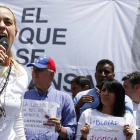 Lilian Tintori, esposa de Leopoldo Lopez, se dirige a los manifestantes, este martes en Los Teques, a las afueras de Caracas.