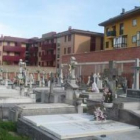 Las casas han llegado hasta los muros del cementerio de San Andrés del Rabanedo.