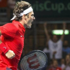 Federer celebra la consecución del segundo set ante el kazajo Golubev en el decisivo quinto partido de la eliminatoria de cuartos de la Copa Davis.