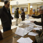 El profesor José Luis Chamosa vota durante las pasadas elecciones celebradas en  2009.