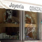 Imagen de la joyería bembibrense tras el atraco sufrido ayer a las 16.15 horas.