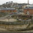 Un tramo pequeño de este muro de cemento será derribado para facilitar un mejor uso del río Cabrera