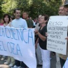 Vecinos del Valle del Oza en la manifestación celebrada ayer por la mañana en San Esteban de Valduez