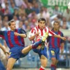 Ibagaza disputa un balón con el barcelonista Cocu, en el partido disputado ayer